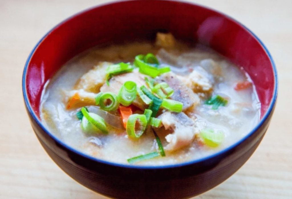Kasujiru soup made by simmering daikon radish, carrots, burdock root, konjac, etc. in sake lees