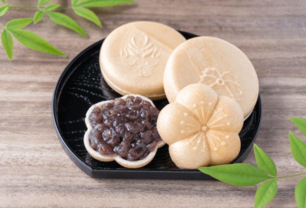 Monaka (Japanese sweet with sweet beans on the inside and two crispy wafers on the outside.