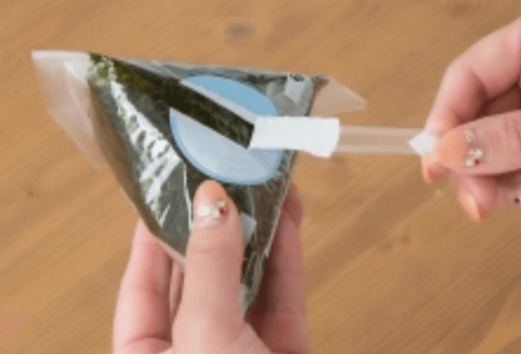 Convenience store rice balls that are easy to open